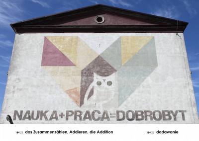 Grafika obiektu: Audiodeskrypcja: Andrzej Tobis, Dodawanie, z cyklu A-Z (Gabloty edukacyjne)
