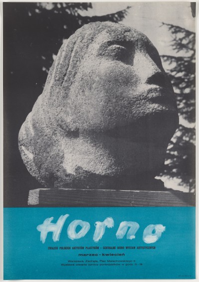 Większość plakatu zajmuje zdjęcie kamiennej rzeźby kobiecej głowy. Pod nim wąski pasek w morskim kolorze. Na nim odręczny napis: Horno.