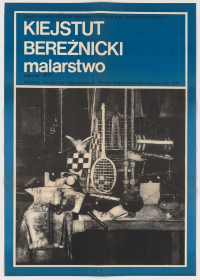 Niebieskie tło, na nim Czarno-białe zdjęcie obrazu. Na obrazie sterta rzeczy, na przykład skrzynka, rakieta do tenisa, czara, szachownica, siatka.