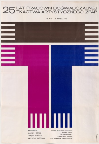 Na białym tle czarno-niebiesko-fioletowy kształt T, przypominający nieco rozłożone kimono. Powyżej i poniżej czarne napisy.