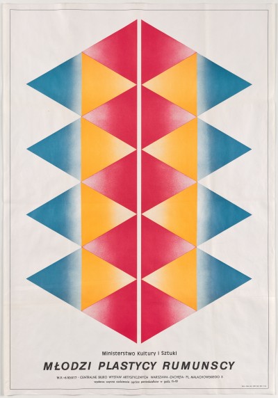 Na białym tle abstrakcyjna figura składająca się z przylegających do siebie trójkątów: błękitnych, żółtych i czerwonych. Poniżej czarne napisy.