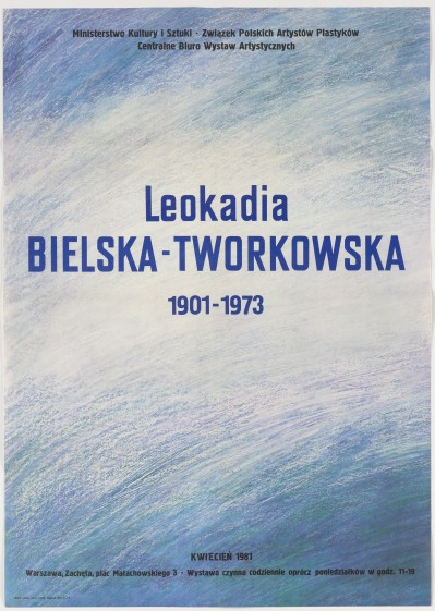 Białe tło z niebieskimi prześwitami, nieco przypomina niebo. Na nim napisy m.in. Leokadia Bielska-Tworkowska 1901-1973.