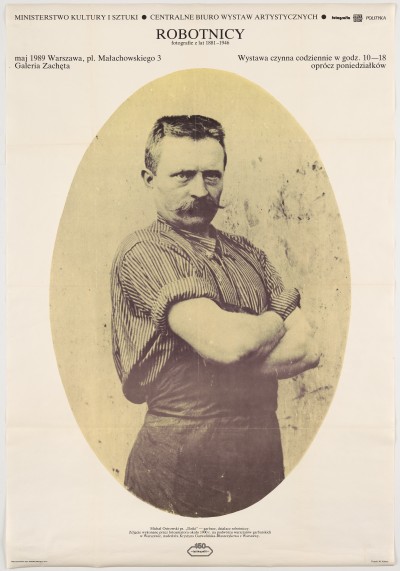 Na białym tle duże, owalne zdjęcie w sepii przedstawiające mężczyznę z wąsami, w pasiastej koszuli z założonymi na piersi rękoma.