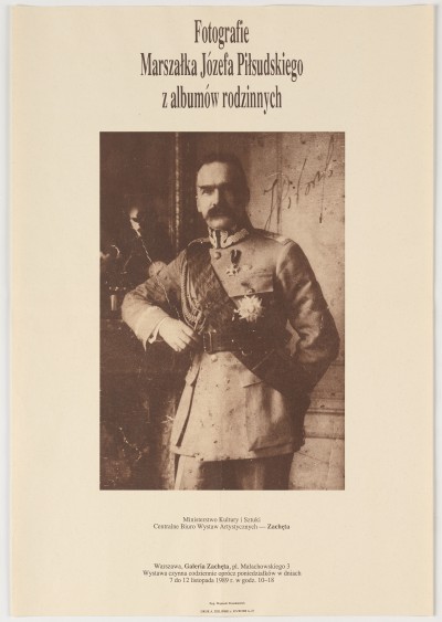 Nieduży plakat. Na środku czarno-białe pożółkłe zdjęcie Józefa Piłsudskiego w mundurze z orderami i dystynkcjami marszałkowskimi. 