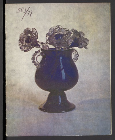 Biała okładka, na niej zdjęcie szklanego, granatowego kielicha ze szklanymi kwiatami w środku. Wewnątrz: spis instytucji organizujących pokaz, tekst oraz spis autorów i autorek oraz ich prac. Czarno-białe ilustracje, w tym jedna kolorowa. 