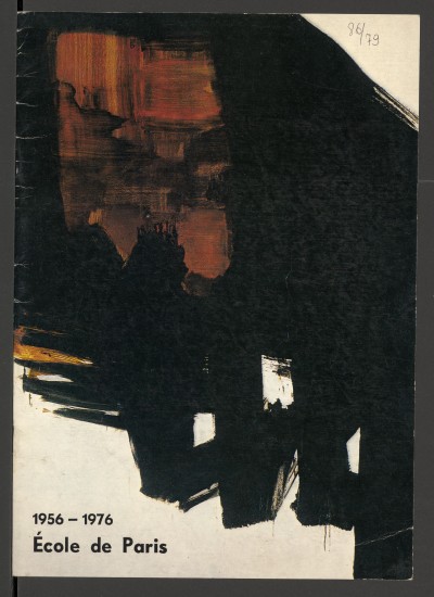 Na okładce fragment abstrakcyjnej kompozycji - biała powierzchnia zamalowana na czarno szybkimi, zamaszystymi pociągnięciami pędzla; w dwóch miejscach przebija kolor pomarańczowy. W lewym, dolnym rogu, czarnym drukiem tytuł wystawy. Wewnątrz nazwiska człon