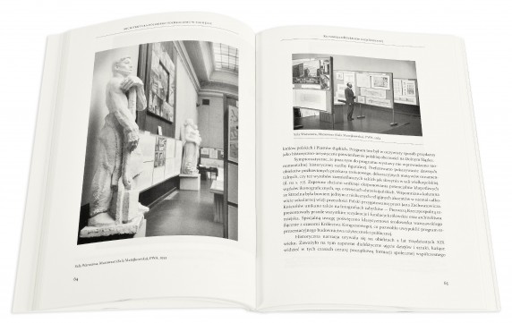 Grafika produktu: Architektura polskiego socrealizmu w Zachęcie. Pierwszy Ogólnopolski Pokaz Projektów Architektury (1951) i Pierwsza Powszechna Wystawa Architektury Polski Ludowej (1953)