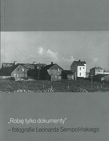 Grafika produktu: "O inly make documentaries". Photographs by Leonard Sempoliński
