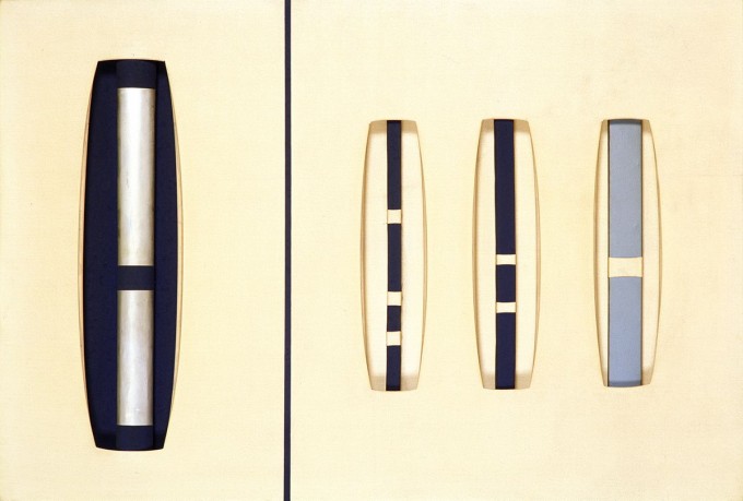 Obraz  jak pudełko obleczony beżową sztuczną skórą – skajem. W powierzchni cztery pionowe, prostokątne nacięcia, przez które widać pionowe listewki umieszczone w środku. Nacięcie w lewej części dwa razy większe niż pozostałe trzy. Jest od nich oddzielone p