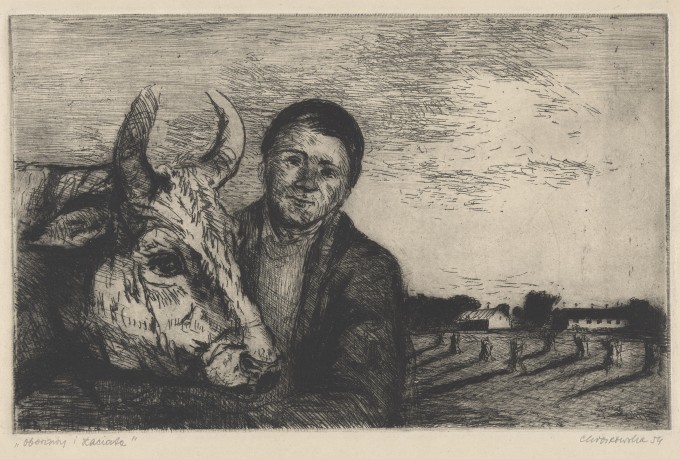Czarno-biała grafika w formacie poziomego prostokąta. Na pierwszym planie po lewej realistyczna głowa krowy z prawego profilu, obok ciemnowłosy mężczyzna, patrzący na wprost jakby pozował do zdjęcia. W tle po prawej wiejski pejzaż z chochołami i niskimi za