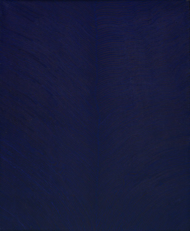 Przez środek obrazu, wymalowana pionowa, niebieska oś. Przy niej od strony lewej i prawej zbiegają się niebiesko-fioletowe, równoległe do siebie linie. Kompozycja przypomina przedziałek i włosy równo zaczesane na dwie strony.