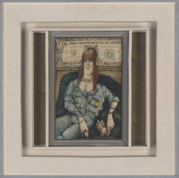 Portret kobiety z brązowymi włosami w jasnoniebieskim, dżinsowym kombinezonie. Postać siedzi na futrze. Na szyi ma białe sznury korali, na rękach korale i bransolety. Dłonie zdobią pierścienie. Po prawej stronie mały piesek z różową kokardą między uszami. 