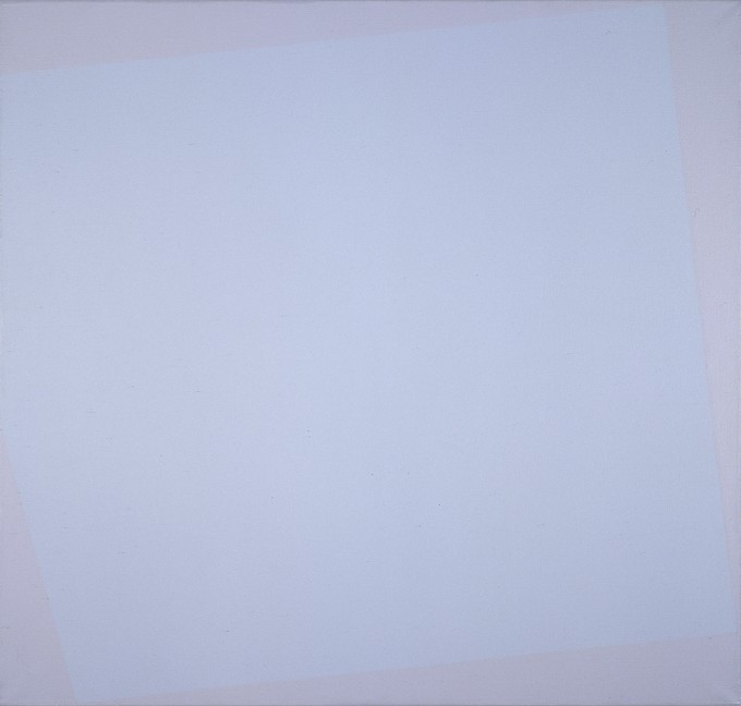 W zamalowane na szaro kwadratowe płótno wpisany jest mniejszy, lekko pochylony kwadrat w innym odcieniu szarości.