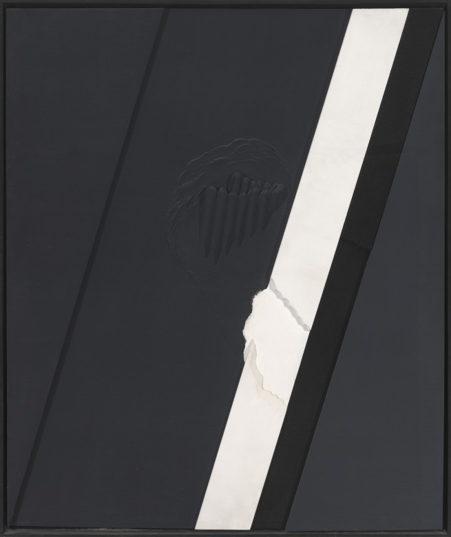 Obraz abstrakcyjny w formacie pionowego prostokąta. Płaskie, ciemnoszare tło, na nim dwa skośne pasy biegnące przez całą wysokość: z lewej cienki czarny, z prawej szeroki, złożony z białego i czarnego pasa. W środkowej części szarego tła fakturowe efekty, 