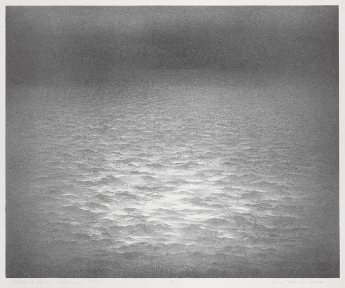 Czarno-biała grafika przedstawia pofałdowaną i spękaną powierzchnię, która ciągnie się po horyzont i ginie w ciemnej mgle. Środek kompozycji delikatnie rozświetlony.