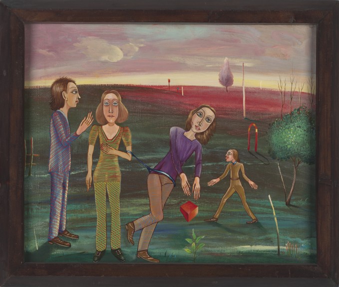 Surrealistyczny obraz w formacie poziomego prostokąta, przypominający stylem malarstwo naiwne. Na pierwszym planie cztery postacie: stojący bokiem mężczyzna, dwie kobiety i prawdopodobnie dziecko. Kobieta z lewej na zgiętej ręce ma pasek, jego koniec przew