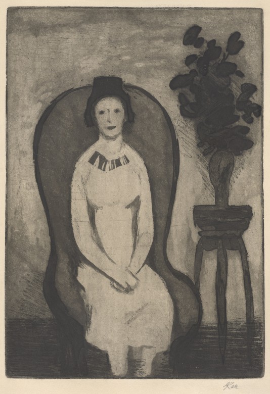Czarno-biała grafika w formacie pionowego prostokąta. Nieco uproszczony wizerunek kobiety w jasnej sukience siedzącej na ciemnym fotelu. Kobieta ma upięte włosy i dłonie złączone na kolanach. Na prawo od fotela wysoki trójnogi stolik, na nim wazon z dużym 