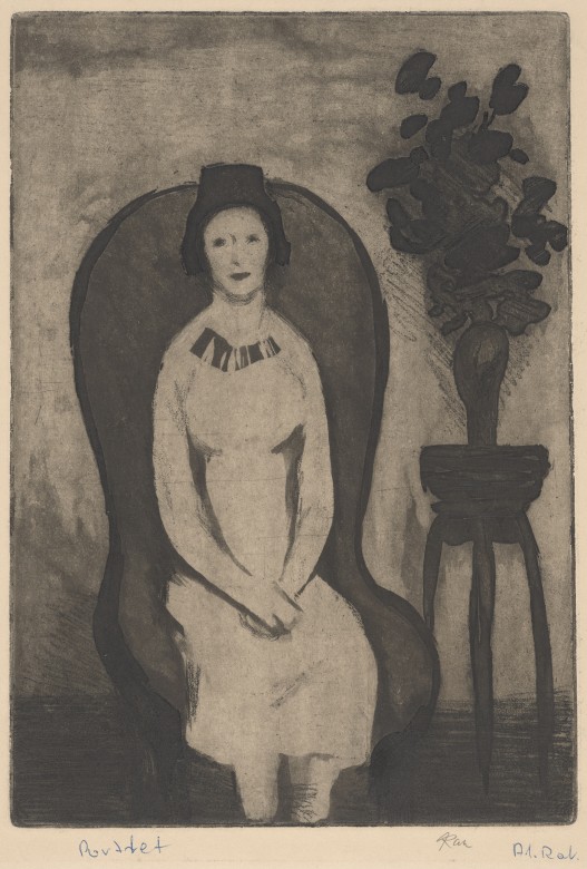 Czarno-biała grafika w formacie pionowego prostokąta. Nieco uproszczony wizerunek kobiety w jasnej sukience siedzącej na ciemnym fotelu. Kobieta ma upięte włosy i dłonie złączone na kolanach. Na prawo od fotela wysoki trójnogi stolik, na nim wazon z dużym 