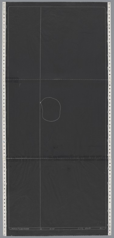 Czarno-biała abstrakcyjna grafika w formacie pionowego prostokąta, wąskiego i wysokiego. Na około jednej trzeciej szerokości pracy, przez całą jej wysokość biegnie jasna, cienka linia. Nieco powyżej jej połowy, po prawej stronie, przylega do niej nieregula