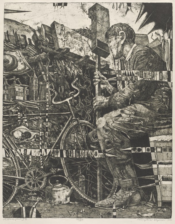 Czarno-biała grafika, format pionowego prostokąta. Po prawej stronie siedzi bokiem mężczyzna patrzący przez urządzenie przypominające peryskop. Z lewej strony stoi rower, za nim chaotycznie skłębione przedmioty jak na wysypisku śmieci - butelki, druty, łań