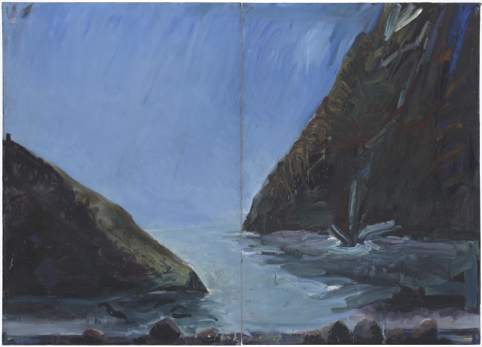 Pejzaż morski. Po lewej stronie znajduje się na bliższym planie niska czarno-brązowa skała, po prawej bardziej oddalona i wyższa skała ze zróżnicowanym wielobarwnym cieniowaniem. Na dole błękitna woda, która na dalszym planie płynnie przechodzi w błękitne 