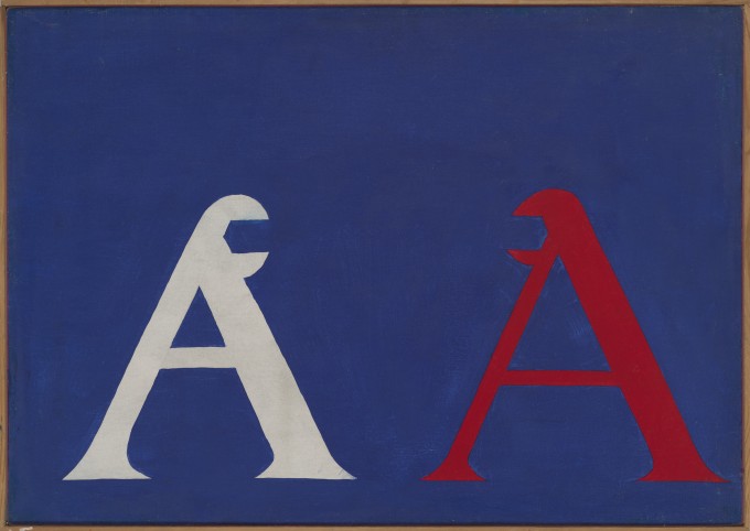 Obraz w formacie poziomego prostokąta. Na jednolitym niebieskim tle dwie duże litery A - po lewej biała, po prawej czerwona. Obie na górze zakończone kształtami przypominającymi klucze do wkręcania śrub, zwrócone otworami ku sobie.