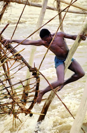 Zdjęcie pracy 1997, Zair. Wioska rybacka nad rzeką Kongo w pobliżu Kisangani, fot. Krzysztof Miller/Agencja Gazeta