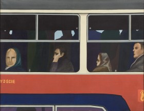 Bliskie ujęcie tramwaju od zewnątrz. Przy oknie siedzą dwie kobiety w chustach i dwóch mężczyzn. Rysy twarzy niewyraźne. W głębi tłok. Na autobusie fragment warszawskiej syrenki.