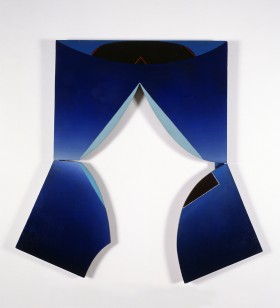 Obraz z trzech wyciętych desek pomalowanych na niebiesko. Zmontowano je tak, że przypominają kształt zasłonki upiętej w oknie.