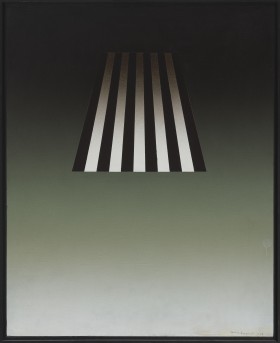 Abstrakcyjny obraz w formacie pionowego prostokąta. Gradientowe tło przechodzące od czerni na górze do jasnej szarości na dole. W górnej części trapezowy kształt przypominający ujęty w perspektywie dywan w czarne i białe pionowe pasy.