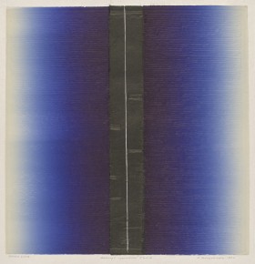 Kolorowa, wypukła grafika. Kompozycja symetryczna z osią zaznaczoną pionową, cieniutką, białą linią na czarnym pasie. Po obu stronach, od zewnętrznych krawędzi do środka, tonalne przejścia kolorystyczne. Biel przechodzi w błękit, który z kolei przechodzi w