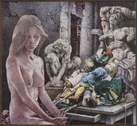 Obraz surrealistyczny w formacie poziomego prostokąta zbliżonego do kwadratu. Na pierwszym planie z lewej naga młoda kobieta w ujęciu od pasa w górę. Ma jasne włosy, spuszczony wzrok i splecione na kolanach dłonie. Po prawej stolik, na którym leżą lalki i 