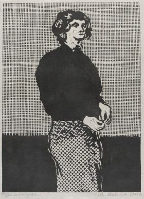 Czarno-biała grafika w formacie pionowego prostokąta. Pośrodku uproszczona postać kobiety w ujęciu od kolan w górę. Kobieta ma krótkie czarne włosy, czarną bluzkę z długimi rękawami i czarną spódnicę w białą skośną kratkę. W dolnej części tło jest jednolic
