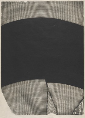 Czarno-biała abstrakcyjna grafika w formacie pionowego prostokąta. Pośrodku szeroki łukowato wygięty czarny pas, poniżej i powyżej cienkie gęste linie, również ułożone łukowato. Cała forma może przypominać efekt smug tworzonych przez wycieraczki na szybie 