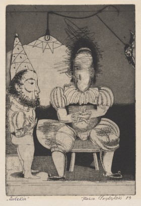 Czarno-biała grafika, format pionowego prostokąta. W centrum siedząca na stołku postać o dość realistycznie opracowanym ciele w barokowym stroju i uproszczoną, wydłużoną głową z lewego profilu, na czubku jakby pomazaną. Z lewej strony stoi bokiem brodaty m