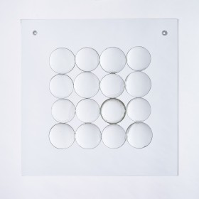 Szklana kompozycja przestrzenna w formacie kwadratu. Na przezroczystej szklanej tafli okrągłe soczewki ułożone jedna przy drugiej w czterech rzędach i czterech kolumnach.