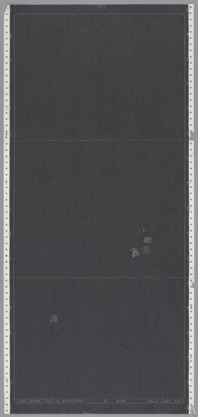 Czarno-biała grafika w formacie pionowego prostokąta, wąskiego i wysokiego. Na ciemnym tle, około połowy wysokości z prawej strony, malutkie jasne kształty trzech much. Kolejna mucha niżej, bliżej lewej krawędzi. Boczne krawędzie grafiki perforowane małymi