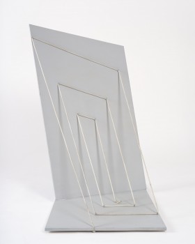 Abstrakcyjna rzeźba wykonana z polichromowanego drewna i grubego sznurka. Dwie jasnoszare deski, jedna położona płasko, druga ustawiona na niej pod kątem, pochylona do tyłu. Pomiędzy obiema deskami przymocowany w kilku miejscach długi biały sznurek, tworzą