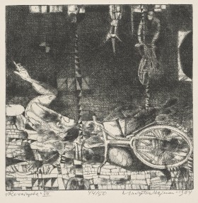 Czarno-biała grafika w formacie poziomego prostokąta. Na dole leży człowiek, który upadł na rowerze. Za nim dwie postacie pracują przy budowie dużej, skomplikowanej maszyny pełnej rurek.