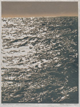 Barwna grafika, format pionowego prostokąta. Pozornie abstrakcyjna. Większość zajmuje wycinek widoku na spienione morskie fale o białych, ażurowych formach, przez które prześwituje ciemnozielona woda. Białej piany jest więcej po lewej stronie kompozycji. P