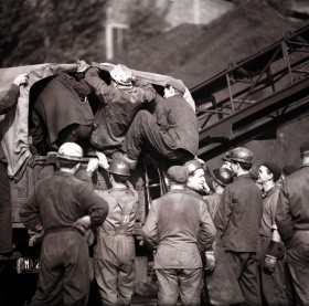 Zdjęcie pracy Robotnicy wsiadający do ciężarówki z cyklu Przemysł polski