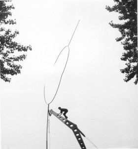 Zdjęcie pracy Fotoreportaż z I Biennale Form Przestrzennych w Elblągu, 1965. Forma przestrzenna Edwarda Krasińskiego, na dźwigu Gerard Blum-Kwiatkowski