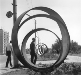 Zdjęcie pracy Picture story from the 1st Biennale of Spatial Forms in Elbląg, 1965. A spatial form by Juliusz Woźniak
