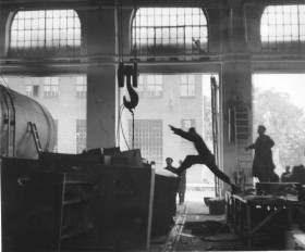 Zdjęcie pracy Picture story from the 1st Biennale of Spatial Forms in Elbląg, 1965. A spatial form by Andrzej Matuszewski being lifted, in the foreground: Andrzej Matuszewski (back to the camera)