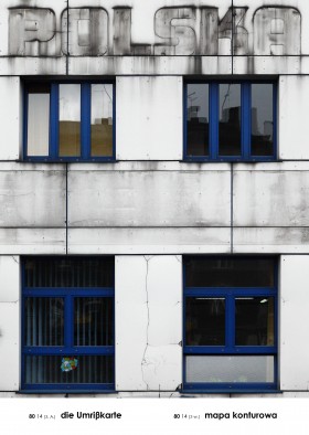 Zdjęcie pracy Andrzej Tobis, z cyklu A–Z (Gabloty edukacyjne), 2007–2011, 11 fotografii oprawionych (fotografia barwna, lambda print 200 dpi, laminat satynowy, PCV grubość 4 mm), 4 × (40 × 55 × 5 cm), 7 × (55 × 40 × 5 cm)