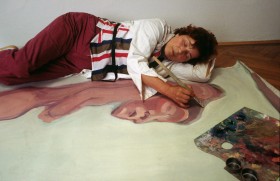 Zdjęcie pracy Maria Lassnig w swojej pracowni w Wiedniu, 1983. Fot. © Kurt-Michael Westermann