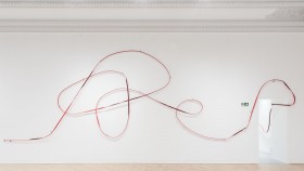 Zdjęcie pracy Monika Sosnowska, Handrail, 2016/2020, painted steel, PVC, exhibition at Zachęta — National Gallery of Art, Warsaw, 2020, photo by Piotr Bekas/Zachęta archive 