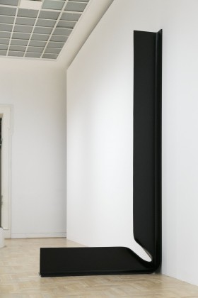 Zdjęcie pracy Monika Sosnowska, T, 2017/2020, painted steel, exhibition at Zachęta — National Gallery of Art, Warsaw, 2020, photo by Piotr Bekas/Zachęta archive
