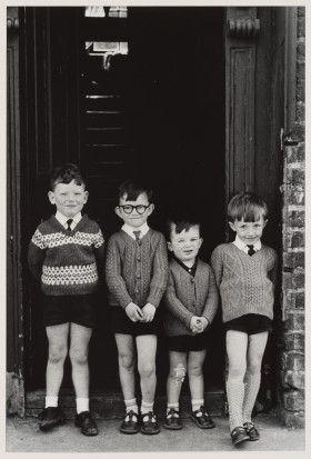 Zdjęcie pracy Czterech chłopców w drzwiach, Dublin