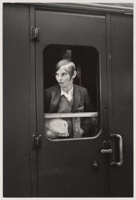 Zdjęcie pracy Dziewczyna w pociągu, stacja Waterloo, Londyn